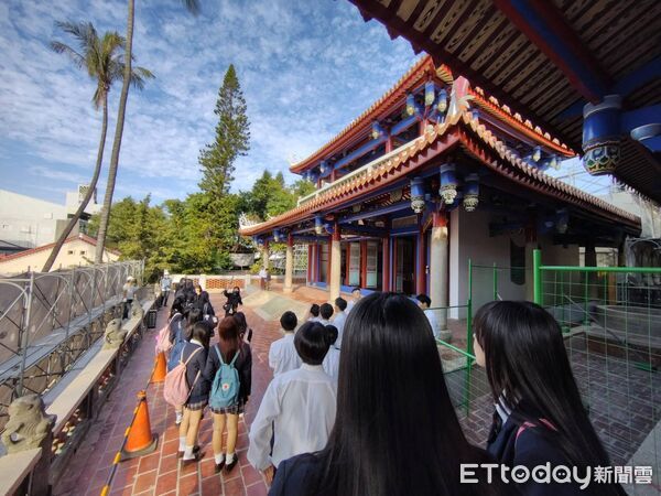 ▲日本山形城北高校399名師生來台進行教育旅行，分批走訪台南多處文化景點。（記者林東良翻攝，下同）