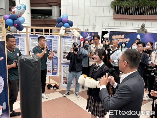 ▲日本山形城北高校399名師生來台進行教育旅行，分批走訪台南多處文化景點。（記者林東良翻攝，下同）