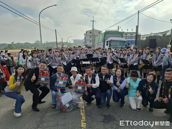 ▲▼    114民雄花海與火車相遇 蹦出一場愛的火花 。（圖／民雄鄉公所提供）