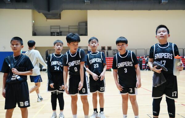 ▲陳皇志（右）快攻上籃、Snipers成員都來自美國學校。（U19籃球聯盟提供）