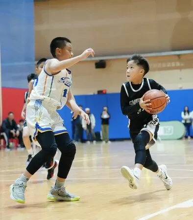 ▲陳皇志（右）快攻上籃、Snipers成員都來自美國學校。（U19籃球聯盟提供）