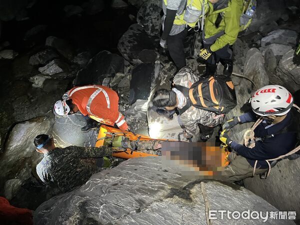 ▲▼臺東縣消防局徒步搜救11小時 成功救援受困民眾。（圖／記者楊漢聲翻攝）