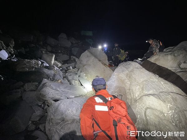 ▲▼臺東縣消防局徒步搜救11小時 成功救援受困民眾。（圖／記者楊漢聲翻攝）