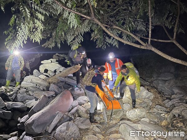 ▲▼臺東縣消防局徒步搜救11小時 成功救援受困民眾。（圖／記者楊漢聲翻攝）
