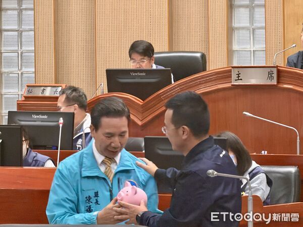 ▲▼董森堡議員送陳福海縣長小豬撲滿，期許為金門累積資本。（圖／記者鄭逢時攝）