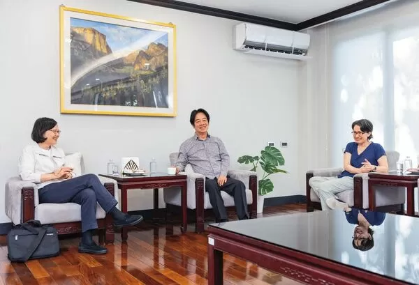 本刊掌握，綠營大罷免慘敗，是促使蔡英文籌組公共政策讀書會的關鍵動機。圖為罷免投票後，蔡英文（左）赴總統官邸，替賴清德（中）、蕭美琴（右）打氣。（翻攝蔡英文臉書）