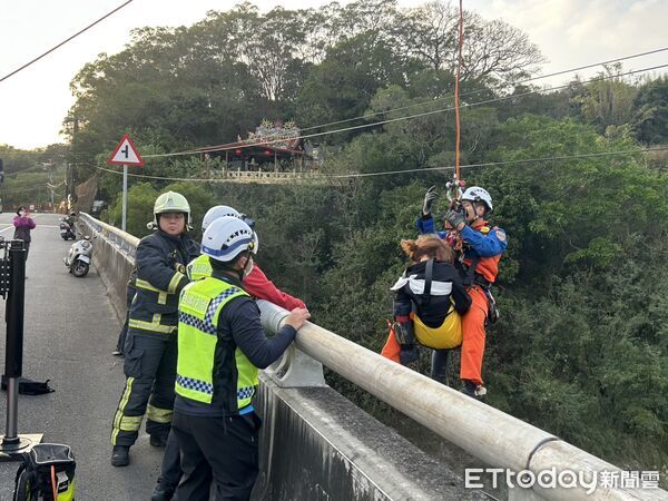 ▲台13線頭屋老田寮橋發生轎車墜橋事故，李姓女駕駛吊掛上橋送醫。（圖／記者楊永盛翻攝）