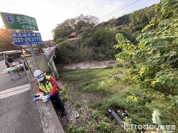 ▲台13線頭屋老田寮橋發生轎車墜橋事故，李姓女駕駛吊掛上橋送醫。（圖／記者楊永盛翻攝）