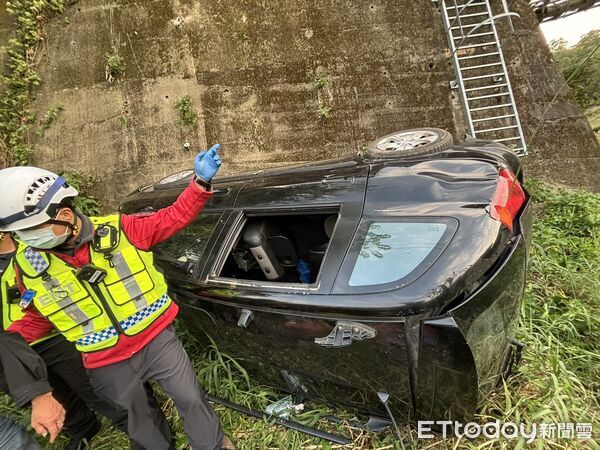 ▲台13線頭屋老田寮橋發生轎車墜橋事故，李姓女駕駛吊掛上橋送醫。（圖／記者楊永盛翻攝）