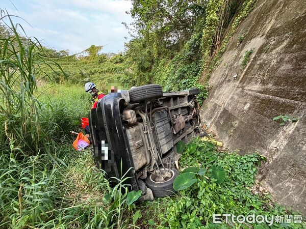 ▲台13線頭屋老田寮橋發生轎車墜橋事故，李姓女駕駛吊掛上橋送醫。（圖／記者楊永盛翻攝）
