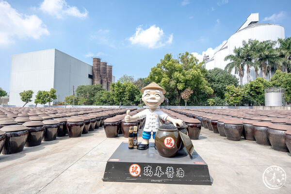 ▲▼雲林西螺免門票景點「瑞春醬油觀光工廠」，全台最大2500甕曬甕場！必吃獨家黑豆醬油冰淇淋。（圖／部落客桃桃提供）