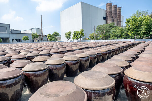 ▲▼雲林西螺免門票景點「瑞春醬油觀光工廠」，全台最大2500甕曬甕場！必吃獨家黑豆醬油冰淇淋。（圖／部落客桃桃提供）