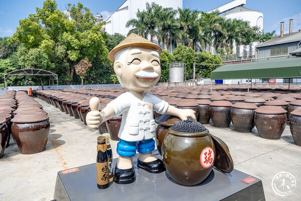 ▲▼雲林西螺免門票景點「瑞春醬油觀光工廠」，全台最大2500甕曬甕場！必吃獨家黑豆醬油冰淇淋。（圖／部落客桃桃提供）