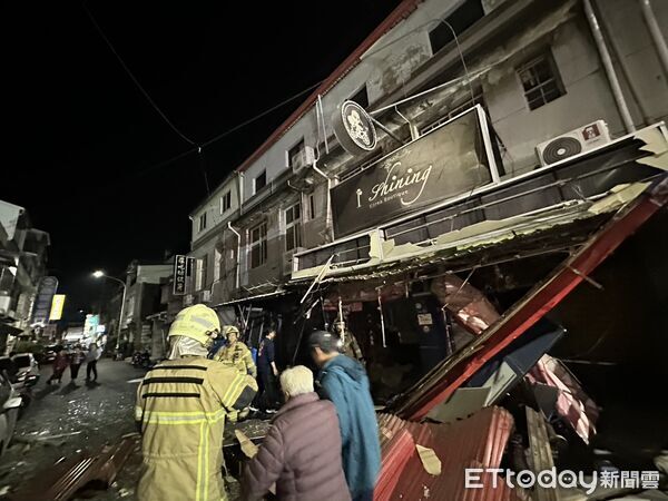 ▲▼             台南新營區一間早餐店發生氣爆，屋主與路過騎士送醫。（圖／民眾提供，下同）