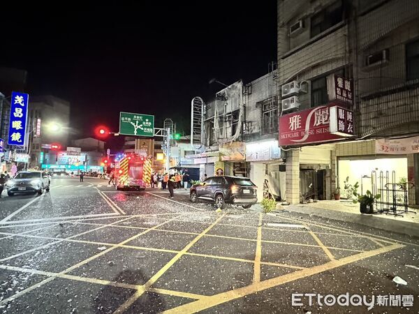 ▲▼             台南新營區一間早餐店發生氣爆，屋主與路過騎士送醫。（圖／民眾提供，下同）