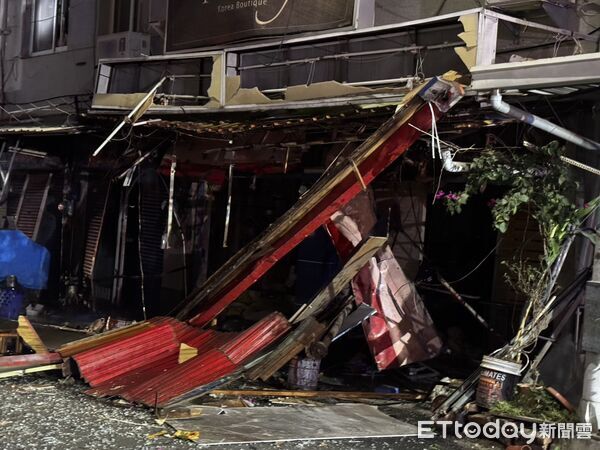 ▲▼             台南新營區一間早餐店發生氣爆，屋主與路過騎士送醫。（圖／民眾提供，下同）
