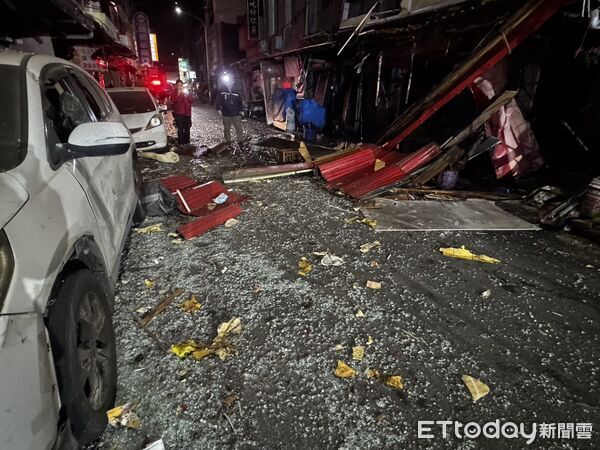 ▲▼             台南新營區一間早餐店發生氣爆，屋主與路過騎士送醫。（圖／民眾提供，下同）