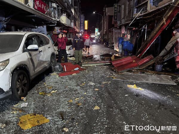 ▲▼             台南新營區一間早餐店發生氣爆，屋主與路過騎士送醫。（圖／民眾提供，下同）