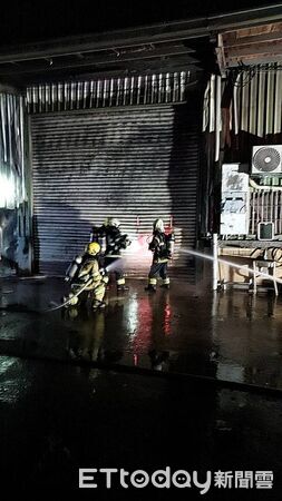 ▲▼高雄大社區鹽埕巷一處鐵皮工廠發生火警，消防局出動23車47人前往搶救。（圖／記者吳世龍翻攝）