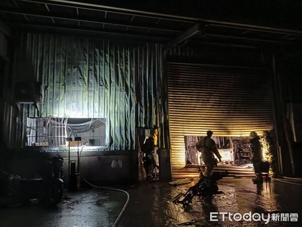 ▲▼高雄大社區鹽埕巷一處鐵皮工廠發生火警，消防局出動23車47人前往搶救。（圖／記者吳世龍翻攝）