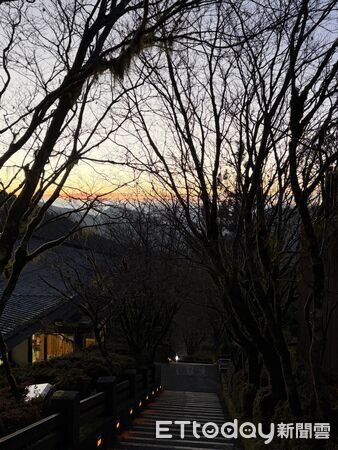 ▲▼今早太平山莊溫度4度，木棧台等地宛如撒下銀白糖霜。（圖／太平山莊提供，下同）