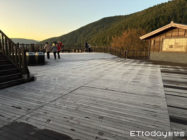 ▲▼今早太平山莊溫度4度，木棧台等地宛如撒下銀白糖霜。（圖／太平山莊提供，下同）