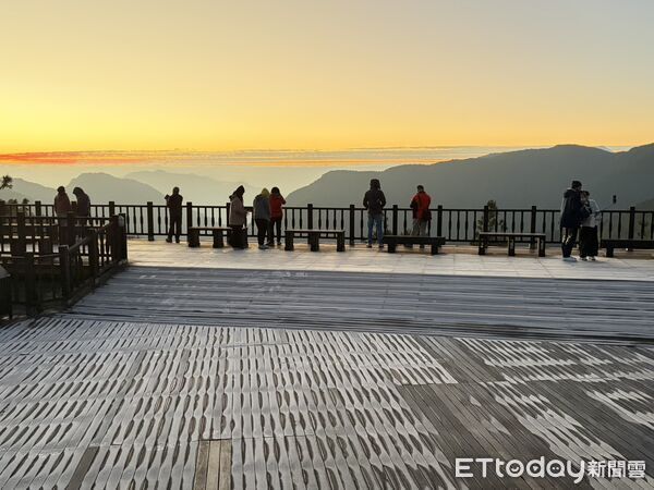 ▲▼今早太平山莊溫度4度，木棧台等地宛如撒下銀白糖霜。（圖／太平山莊提供，下同）