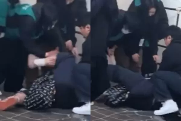 ▲購買黃牛票的粉絲不願被剪票，躺在地上用腳踹工作人員。（圖／翻攝自微博）