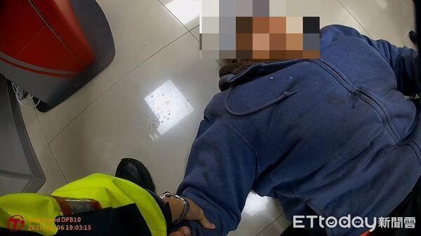 ▲恆春警方超商救助黃姓男子。（圖／記者陳崑福翻攝）