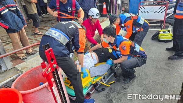 ▲台南市安平區慶平路清晨發生垃圾車遭追撞事故，造成1死1傷，警消到場搶救。（記者林東良翻攝，下同）