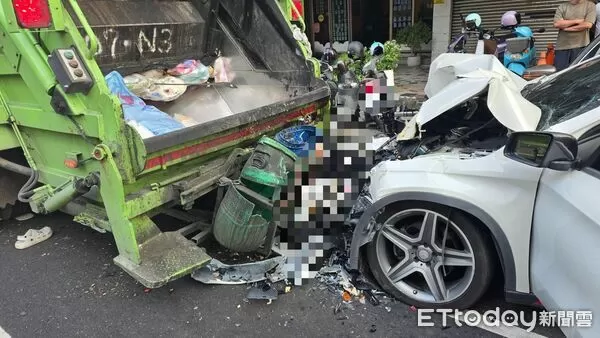 ▲台南市安平區慶平路清晨發生垃圾車遭追撞事故，造成1死1傷，警消到場搶救。（記者林東良翻攝，下同）