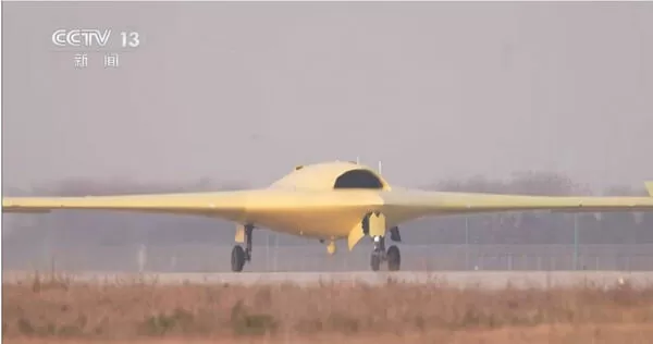 中國最新的長航時匿蹤無人飛行載具「彩虹七號」（CH-7） 已完成首次試飛。（圖／翻攝自YouTube／CCTV中文）