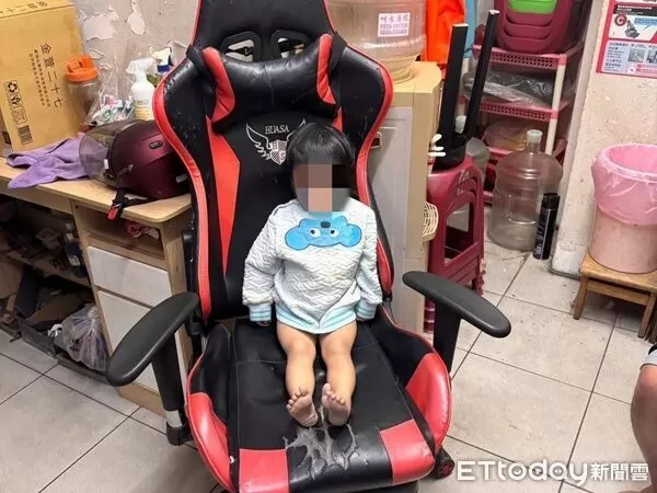 ▲女童赤腳溜出家門，在寒風中哭找媽媽。（圖／大園警分提供）