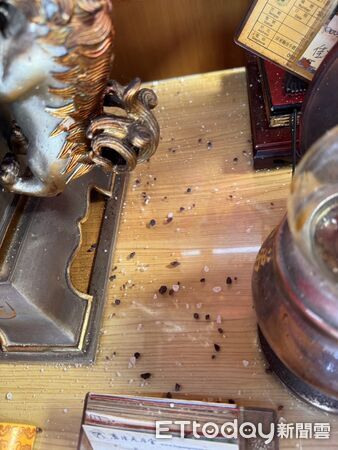 ▲佳冬鄉某宮廟遭灑不明物質。（圖／記者陳崑福翻攝）