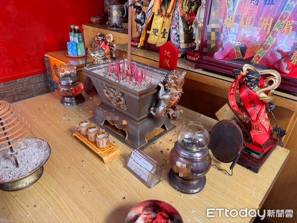 ▲佳冬鄉某宮廟遭灑不明物質。（圖／記者陳崑福翻攝）