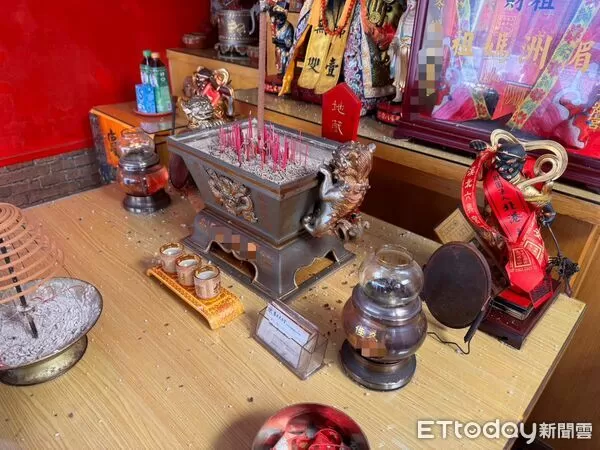 ▲佳冬鄉某宮廟遭灑不明物質。（圖／記者陳崑福翻攝）