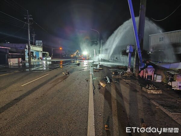 ▲▼             嘉義台18線22歲男開車自撞護護欄，連人帶車摔進水溝裡身亡。（圖／記者翁伊森翻攝，下同）