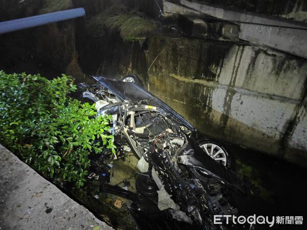 ▲▼             嘉義台18線22歲男開車自撞護護欄，連人帶車摔進水溝裡身亡。（圖／記者翁伊森翻攝，下同）