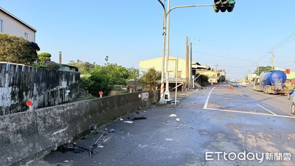 ▲▼             嘉義台18線22歲男開車自撞護護欄，連人帶車摔進水溝裡身亡。（圖／記者翁伊森翻攝，下同）