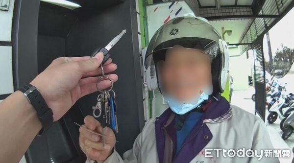 ▲內埔分局萬巒派出所警員羅家坤幫忙代保管錀匙         。（圖／記者陳崑福翻攝）