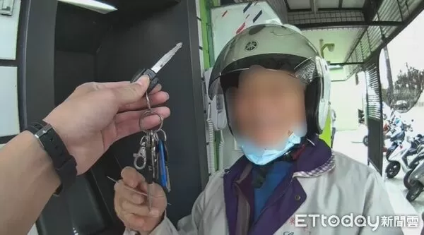 ▲內埔分局萬巒派出所警員羅家坤幫忙代保管錀匙         。（圖／記者陳崑福翻攝）