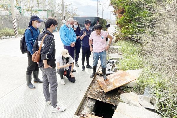 ▲桃園地檢署指揮環境部環管署中區環管中心、調查局北機組、桃園市環保局等單位於今年8月間突檢蘆竹區某砂石場偷排污水案，現場蒐證稽查。（資料照／桃園地檢署提供）