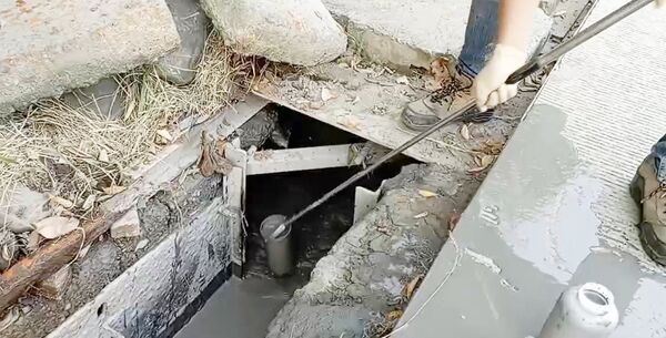 ▲桃園地檢署指揮環境部環管署中區環管中心、調查局北機組、桃園市環保局等單位於今年8月間在蘆竹區某砂石場廠區外偷排污水案，現場採樣稽查。（資料照／桃園地檢署提供）