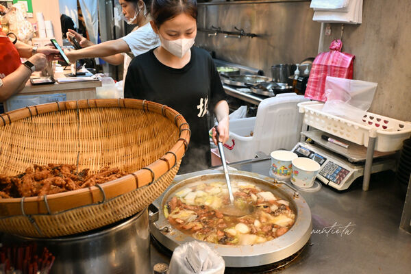 ▲▼基隆廟口夜市六十年老店「圳記紅燒鰻」，鬆軟紅燒鰻魚，清甜湯頭。（圖／部落客水晶提供）