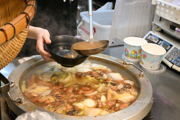 ▲▼基隆廟口夜市六十年老店「圳記紅燒鰻」，鬆軟紅燒鰻魚，清甜湯頭。（圖／部落客水晶提供）