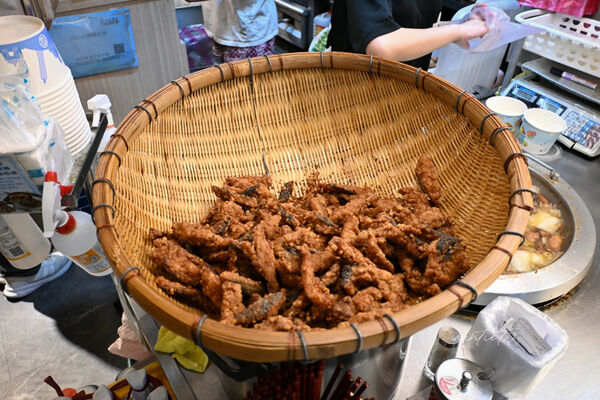 ▲▼基隆廟口夜市六十年老店「圳記紅燒鰻」，鬆軟紅燒鰻魚，清甜湯頭。（圖／部落客水晶提供）