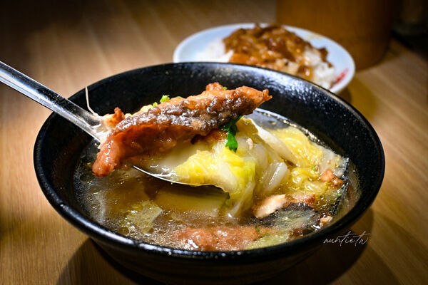 ▲▼基隆廟口夜市六十年老店「圳記紅燒鰻」，鬆軟紅燒鰻魚，清甜湯頭。（圖／部落客水晶提供）