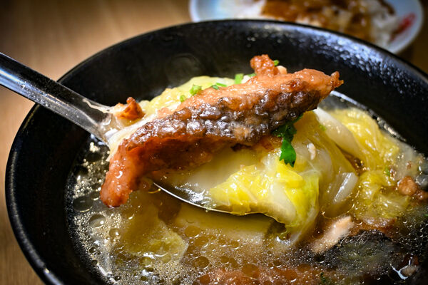 ▲▼基隆廟口夜市六十年老店「圳記紅燒鰻」，鬆軟紅燒鰻魚，清甜湯頭。（圖／部落客水晶提供）