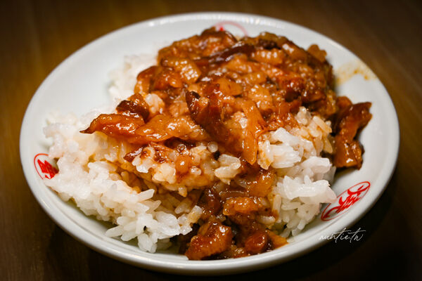 ▲▼基隆廟口夜市六十年老店「圳記紅燒鰻」，鬆軟紅燒鰻魚，清甜湯頭。（圖／部落客水晶提供）