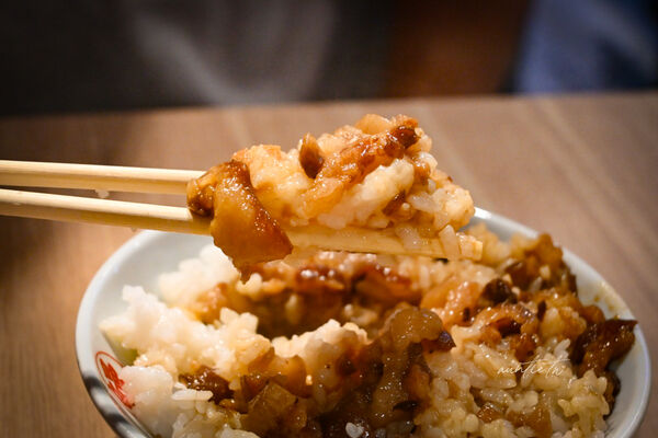 ▲▼基隆廟口夜市六十年老店「圳記紅燒鰻」，鬆軟紅燒鰻魚，清甜湯頭。（圖／部落客水晶提供）